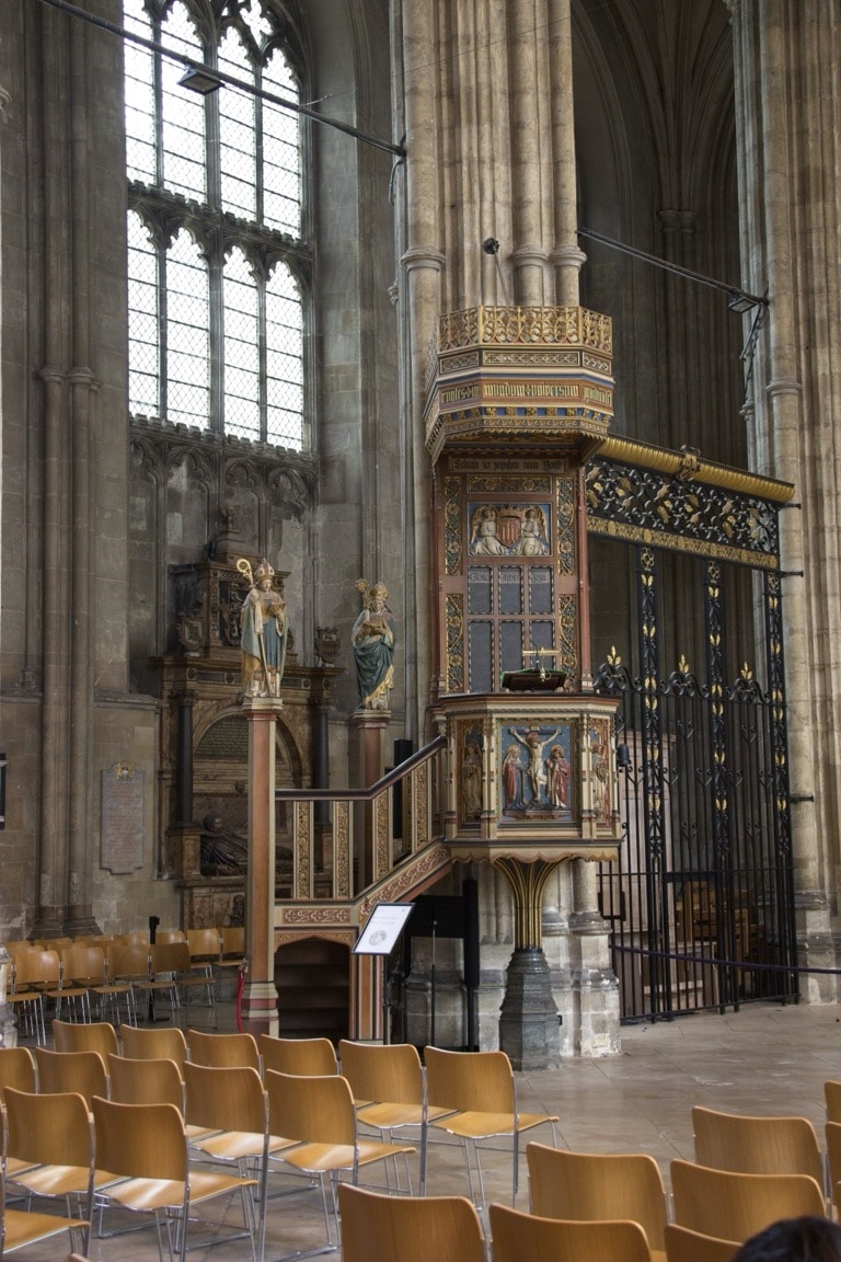 Nave Pulpit